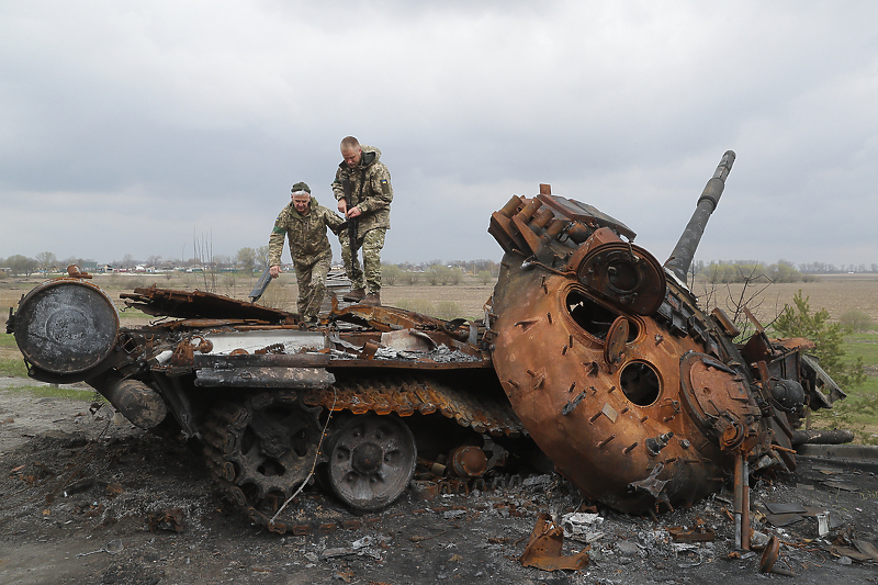 Ukrajinski vojnici pregledaju uništeni ruski tenk u blizini Harkova (Foto: EPA-EFE)