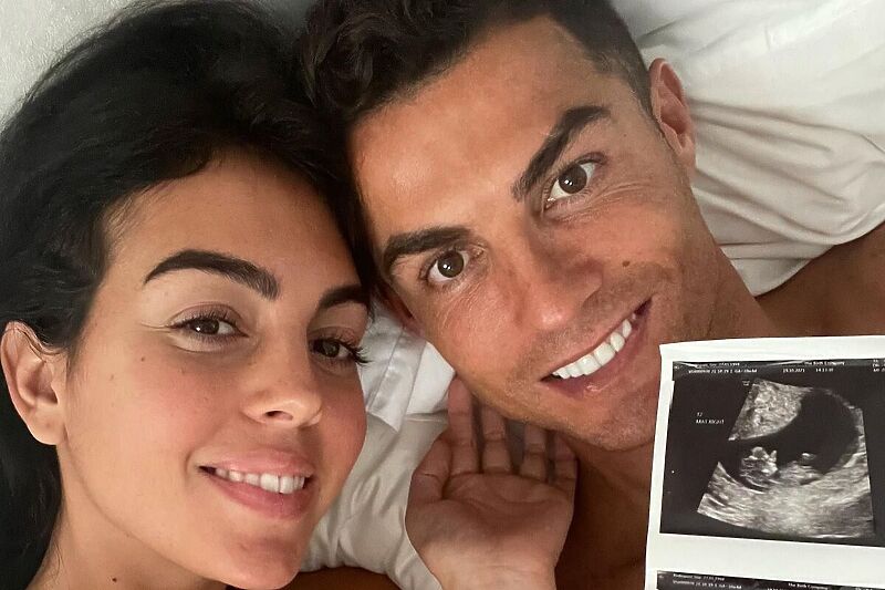 Georgina Rodriguez i Ronaldo sa ultrazvukom beba (Foto: Instagram)