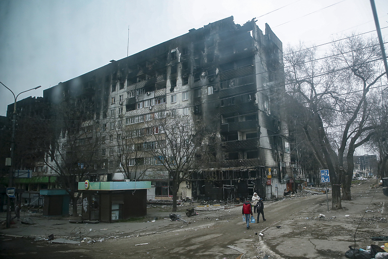 Fotografija koja pokazuje civile u razrušenom Mariupolju (Foto: EPA-EFE)