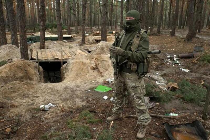 Ukrajinci ispituju ruske ostatke u šumi kako bi saznali više o strategiji (Foto: CNN)