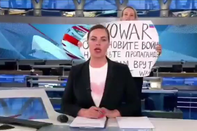 Novinarka koja je nakon početka ruske invazije na Ukrajinu protestvovala (Foto: Screenshot)