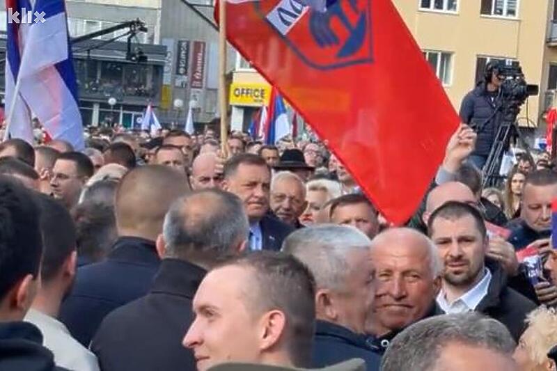 Milorad Dodik među građanima koji su pjevali uvredljive pjesme (Foto: Klix.ba)