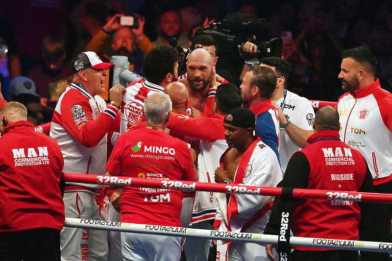 Fury slavi sa svojim timom nakon pobjede (Foto: EPA-EFE)