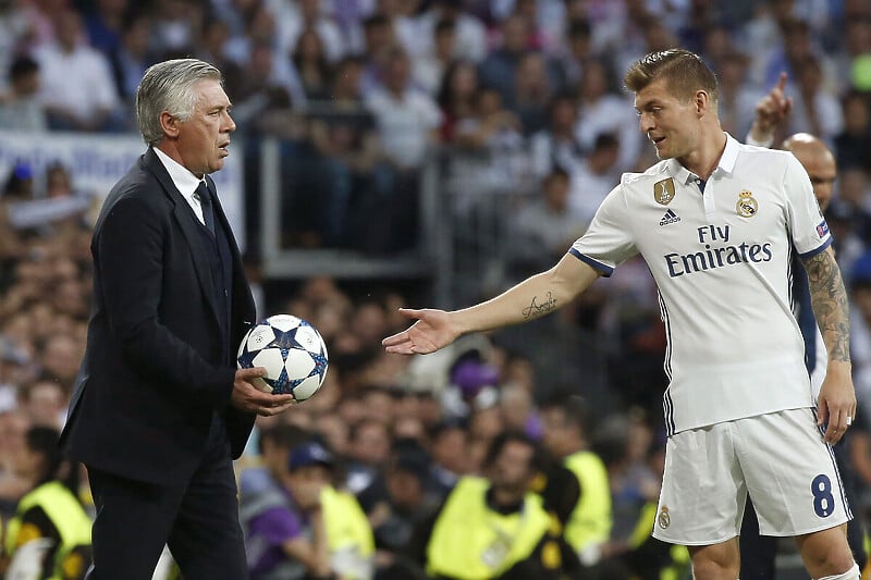 Carlo Ancelotti i Toni Kroos (Foto: EPA-EFE)