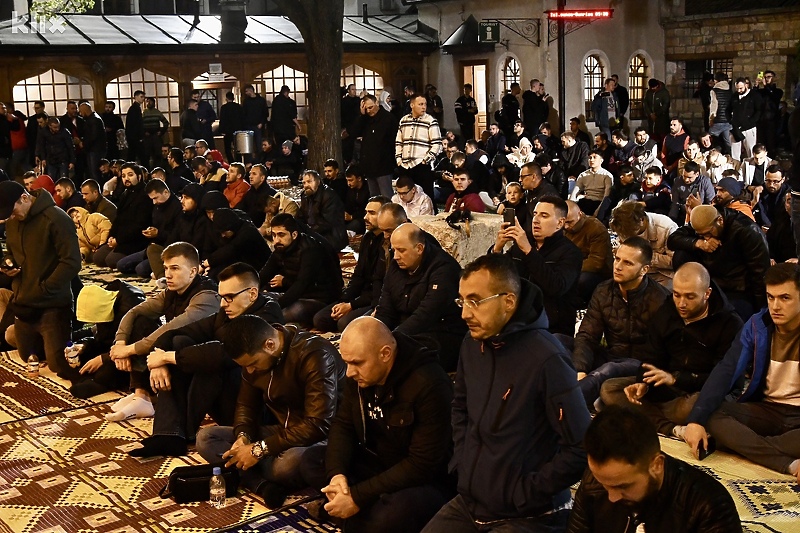 Vjernici u Sarajevu obilježavaju odabranu noć Lejletu-l-Kadr (Foto: T. S./Klix.ba)