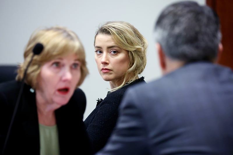 Advokatica Elaine Bredhehoft i Amber Heard (Foto: EPA-EFE)