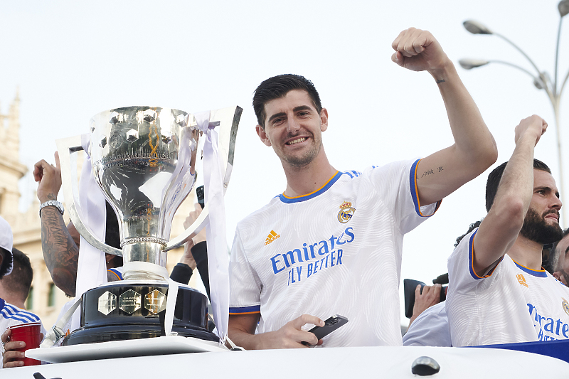 Thibaut Courtois s peharom (Foto: EPA-EFE)