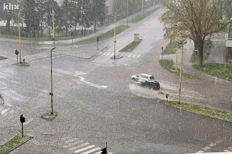 Kiša je stvorila problem na jednoj od raskrsnica u istočnom dijelu grada (Foto: Klix.ba)