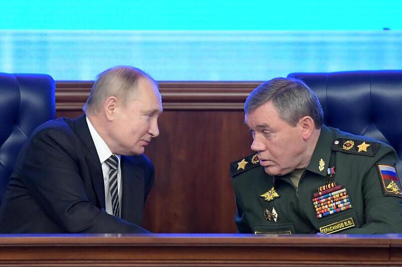 Gerasimov (desno) na sastanku s Putinom (Foto: EPA-EFE)