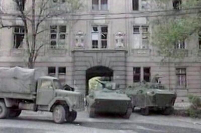 Vojna vozila iz kolena JNA pri polasku iz kasarne Bistrik 3. maja 1992.