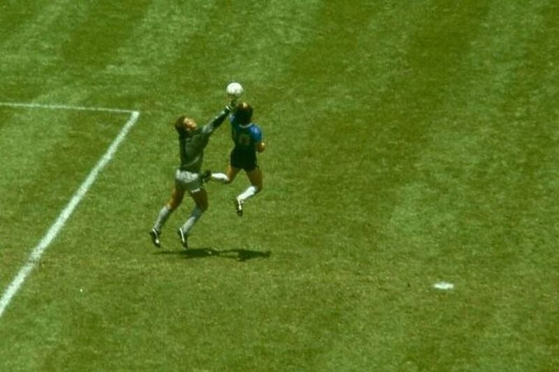 Trenutak kada Maradona postiže gol rukom Englezima (Foto:Twitter)