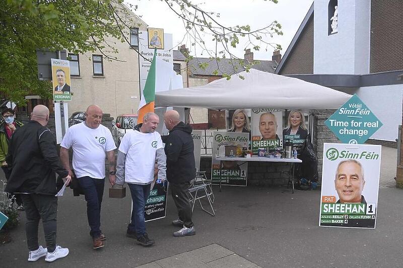 Volonteri Sinn Fein-a na ulicama Belfasta (Foto: EPA-EFE)