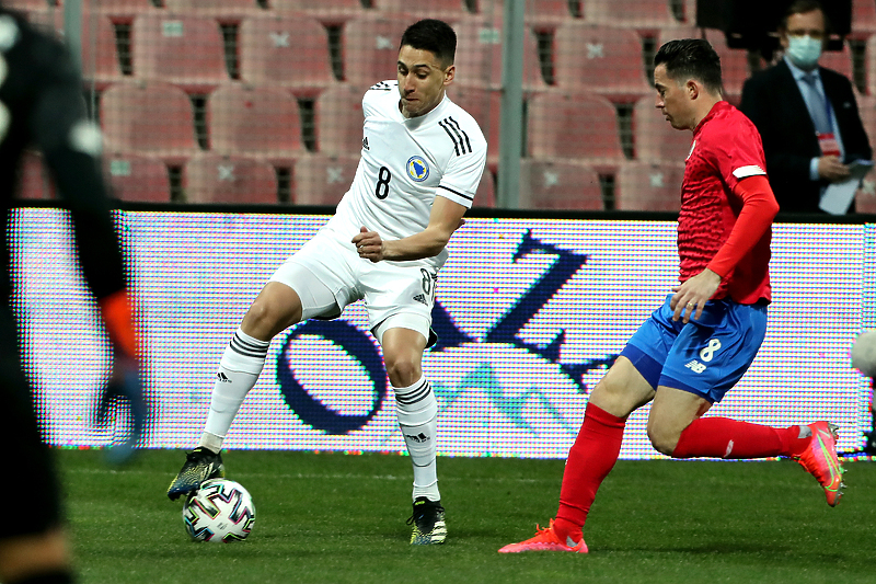 Luka Menalo u duelu sa Bryanom Oviedom na meču protiv Kostarike (Foto: EPA-EFE)