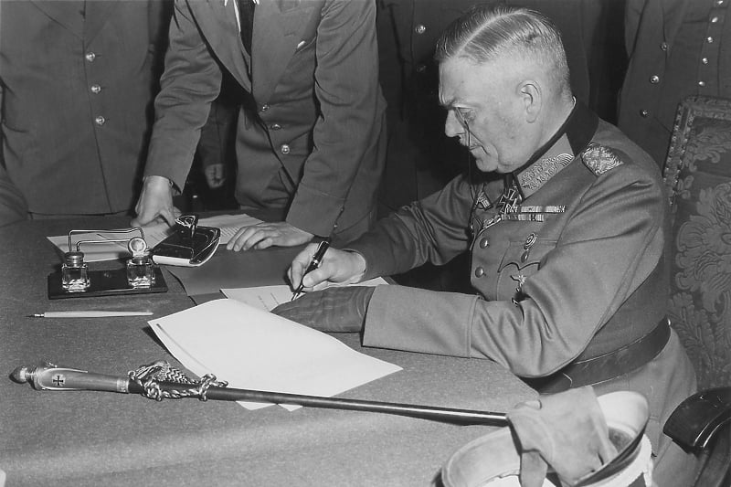 Feldmašral Willhem Keitl potpisuje bezuslovnu kapitulaciju Njemačke