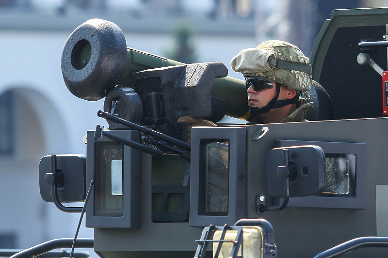 Foto: Shutterstock / Ukrajinski vojnik sa Javelinom