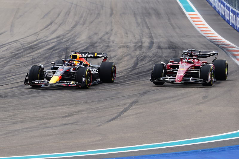 Trenutak kada je Verstappen prestigao Leclerca (Foto: EPA-EFE)