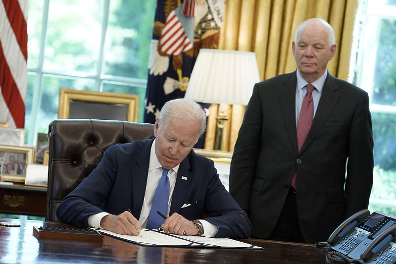 Joe Biden prilikom potpisivanja zakona (Foto: EPA-EFE)