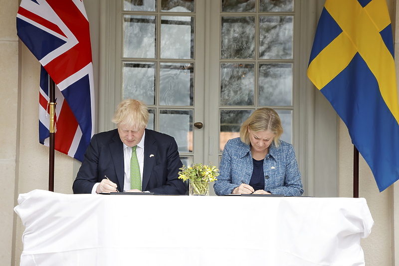 Boris Johnson i Magdalena Andersson su potpisali deklaraciju o političkoj solidarnosti (Foto: EPA-EFE)