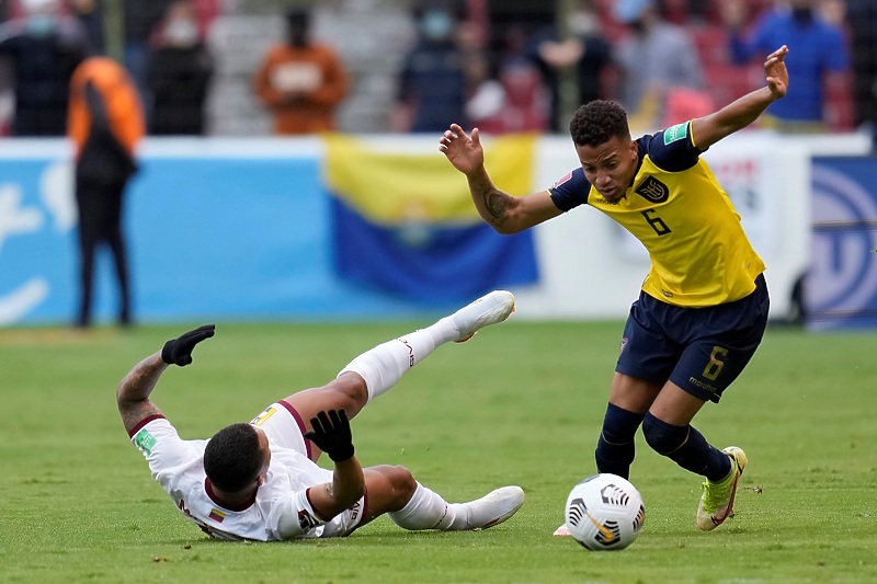 Castillo (desno) u duelu protiv Venecuele (Foto: EPA-EFE)