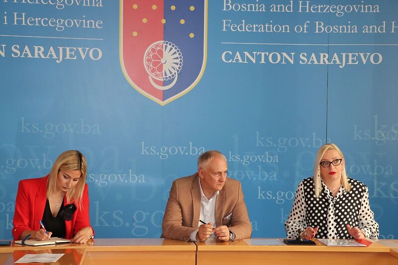 Potpisivanje ugovora za sufinansiranje naučnih skupova (Foto: Vlada KS)