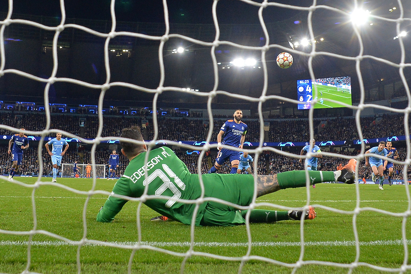 Trenutak kada je Benzema postigao gol iz penala u prvoj utakmici (Foto: EPA-EFE)