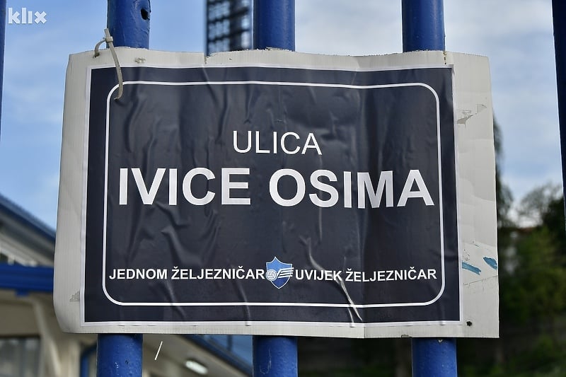 Tabla okačena na stadionu (Foto: I. Š./Klix.ba)