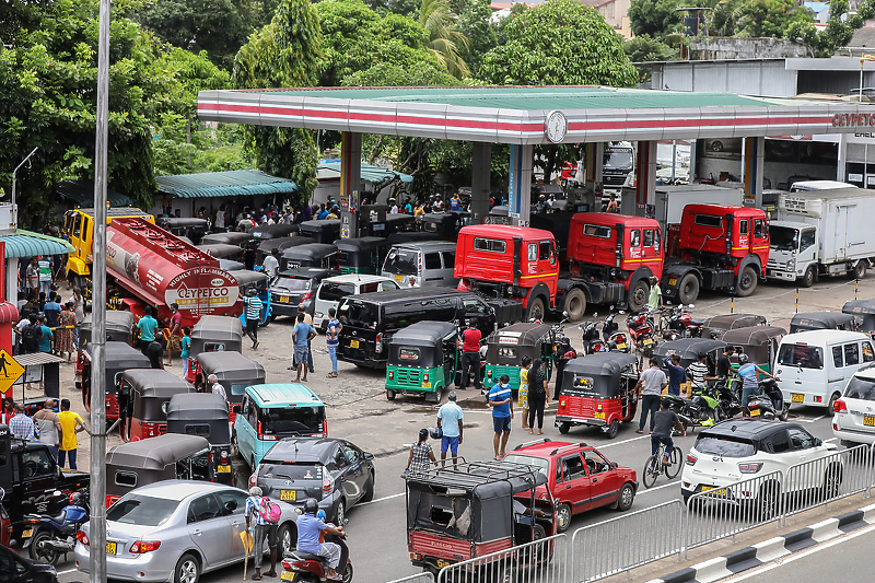 Kolone ispred benzinskih pumpi u Šri Lanci (Foto: EPA-EFE)