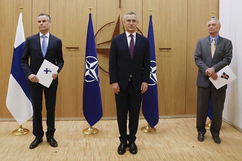 Trenutak zvanične primopredaje zahtjeva za članstvo u NATO (Foto: EPA-EFE)