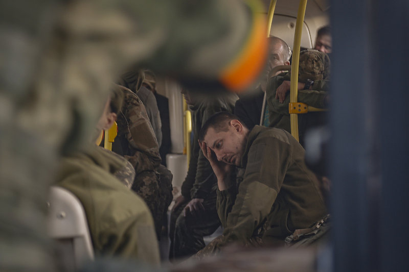 Ukrajinski vojnik u autobusu prilikom evakuacije iz Azovstala (Foto: EPA-EFE)