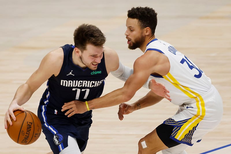 Dončić i Curry u duelu (Foto: Twitter)