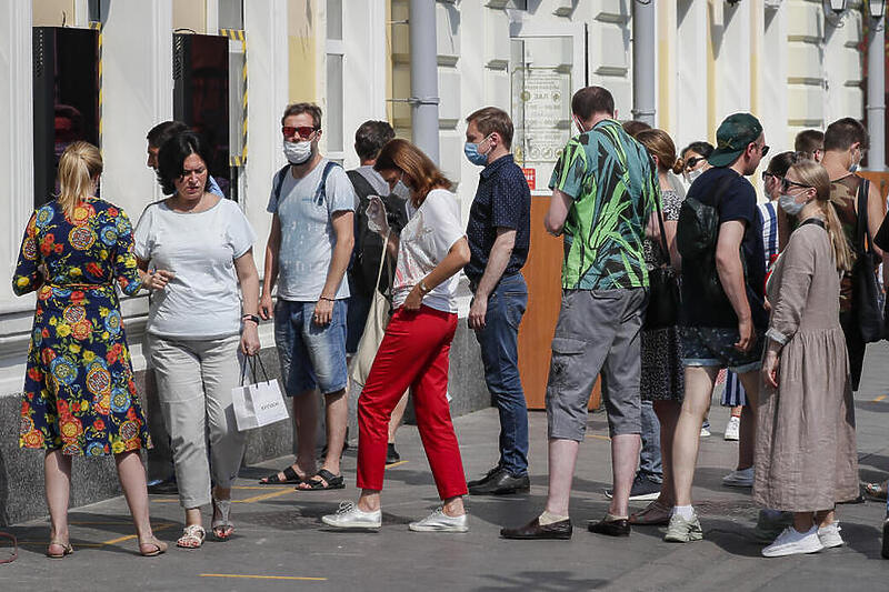 Građani Moskve u jeku pandemije koronavirusa (Foto: EPA-EFE)