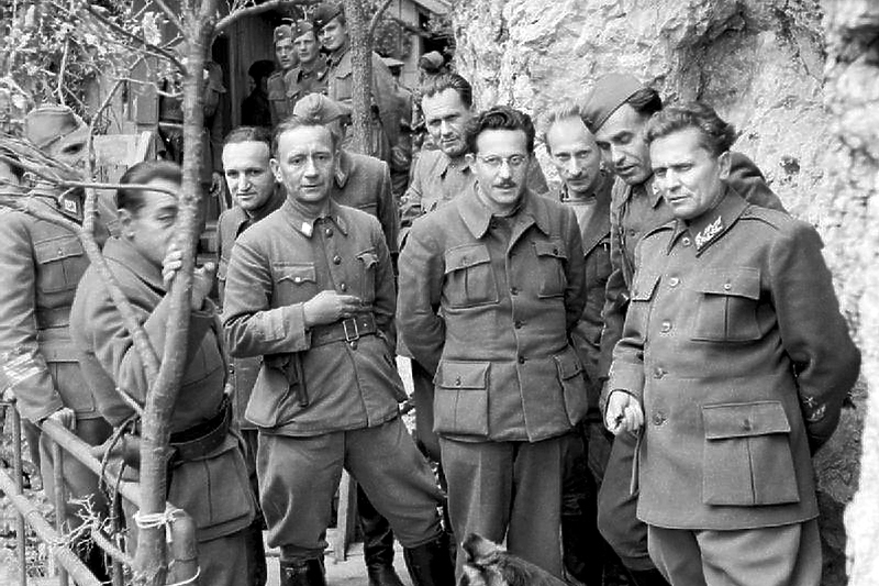 Maršal Tito na ulazu u Drvarsku pećinu, 14. maj 1944. godine