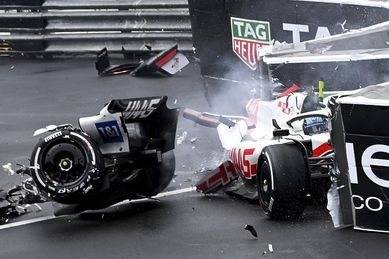 Schumacherov bolid se prepolovio (Foto: EPA-EFE)