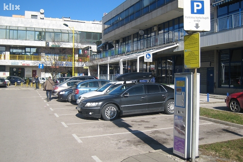 Zastarjeli način plaćanja parkinga u Tuzli (Foto: Klix.ba)