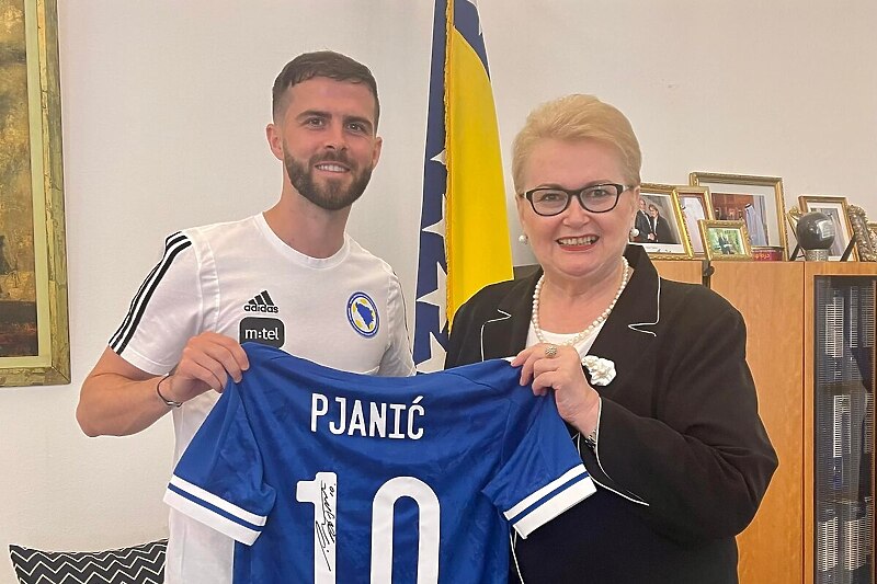 Miralem Pjanić i Bisera Turkković (Foto: Facebook)