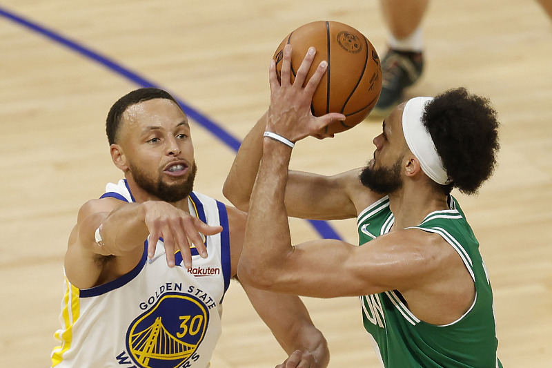 Derrick White (Boston) u duelu sa Stephenom Curryjem (Golden State) (Foto: EPA-EFE)