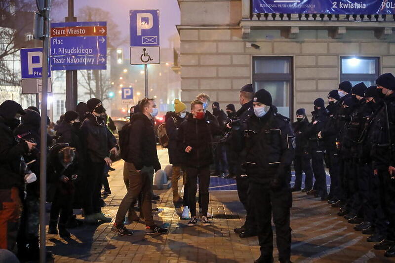 U Poljskoj su održavane masovne demonstracije protiv ograničavanja prava žena