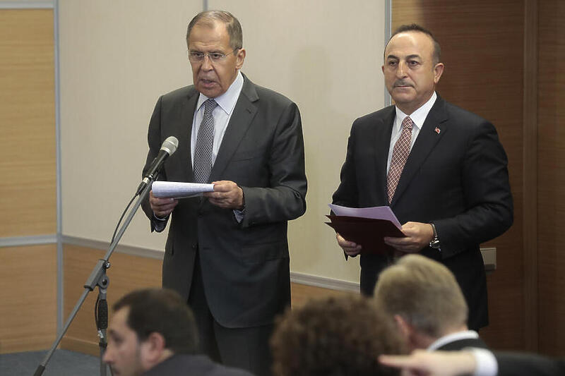 Sergej Lavrov i Mevlut Cavusoglu na jednom od svojih prethodnih sastanaka (Foto: EPA-EFE)