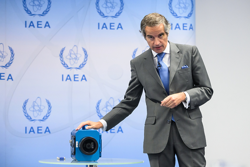 Direkot IAEA uz nadzornu kameru prilikom press konferencije o razvoju situacije u Iranu (Foto: EPA-EFE)