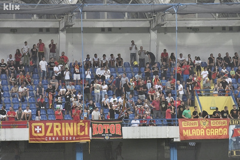 Crnogorski navijači su smislili sjajnu šalu (Foto: T. S./Klix.ba)