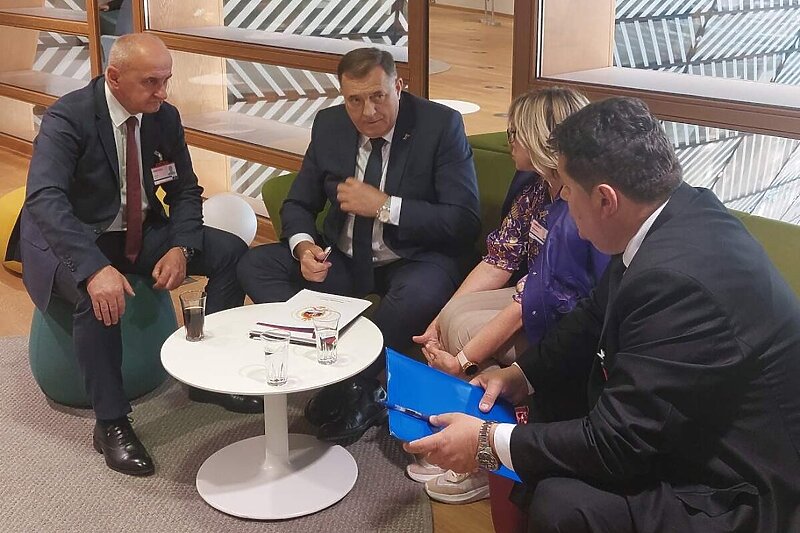 Dodik sa koalicionim partnerima uoči sastanka (Foto: Twitter)