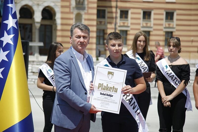 Načelnik Hadžibajrić sa maturantima (Foto: Općina Stari Grad)