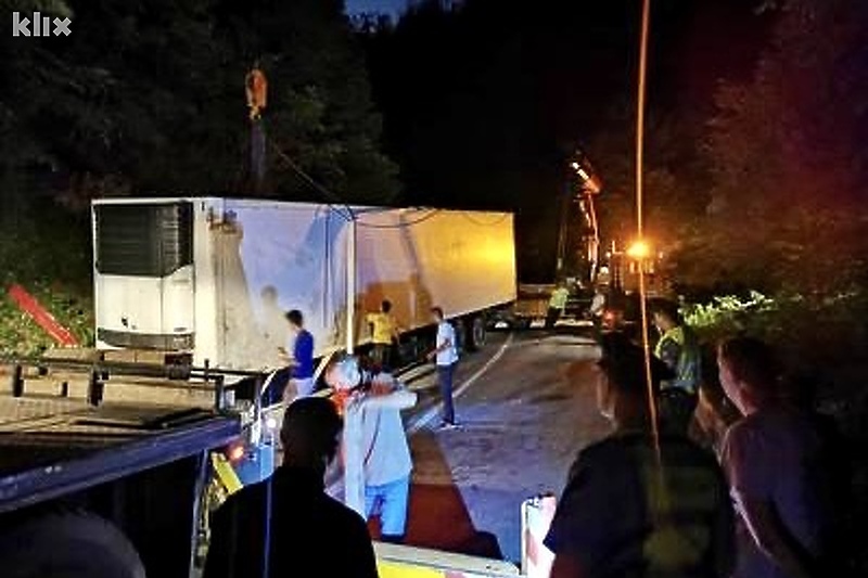Djelatnici vučne službe uklonili su kamion (Foto: Čitatelj)