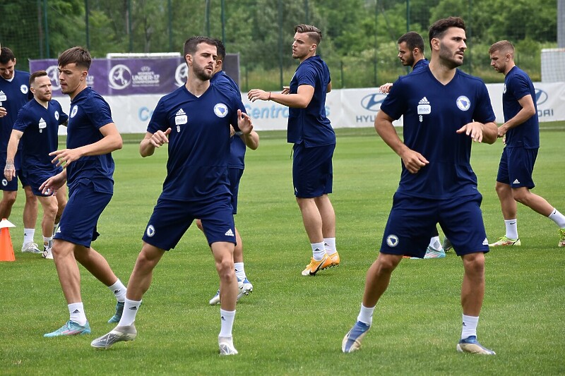 Bh. nogometaši su "osjetili" teren i loptu (Foto: NS BiH)