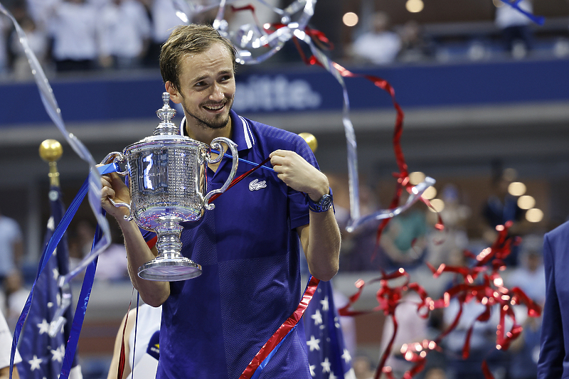 Daniil Medvedev sa peharom US Opena (Foto: EPA-EFE)