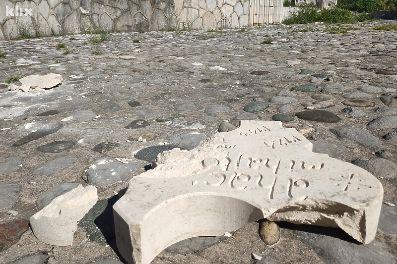 Uništene sve spomen-ploče Partizanskog groblja u Mostaru (Foto: G. Š./Klix.ba)