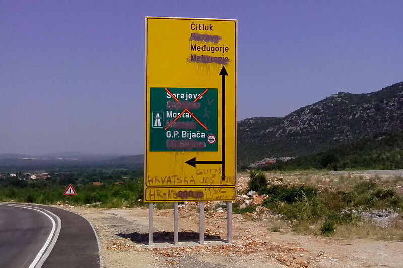 Uništeni znakovi u Hercegovini (Foto: Arhiv)