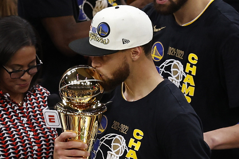 Steph Curry sa trofejem (Foto: EPA-EFE)