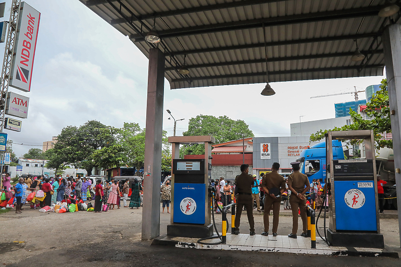 Građani Šri Lanke u dugim redovima čekaju na gorivo (Foto: EPA-EFE)
