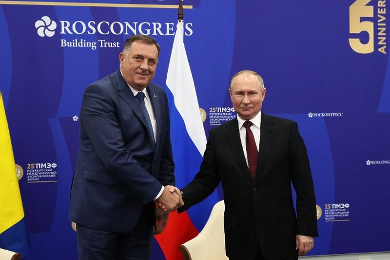 Milorad Dodik i Vladimir Putin (Foto: forumspb2022.tassphoto.com)